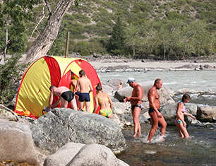 Мобиба дает людям свободу отдыхать на природе на берегах горных рек, где раньше они не могли купаться.